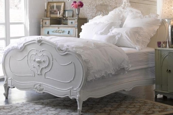 белая деревянная кровать