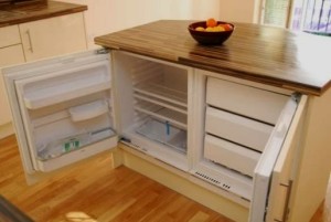 холодильный шкаф в интерьере кухни